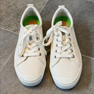 Cariuma White Canvas Sneakers with Green Accents